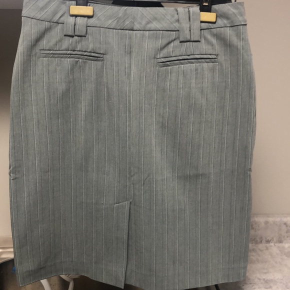 Ladies short pin stripe skirt - Picture 5 of 6